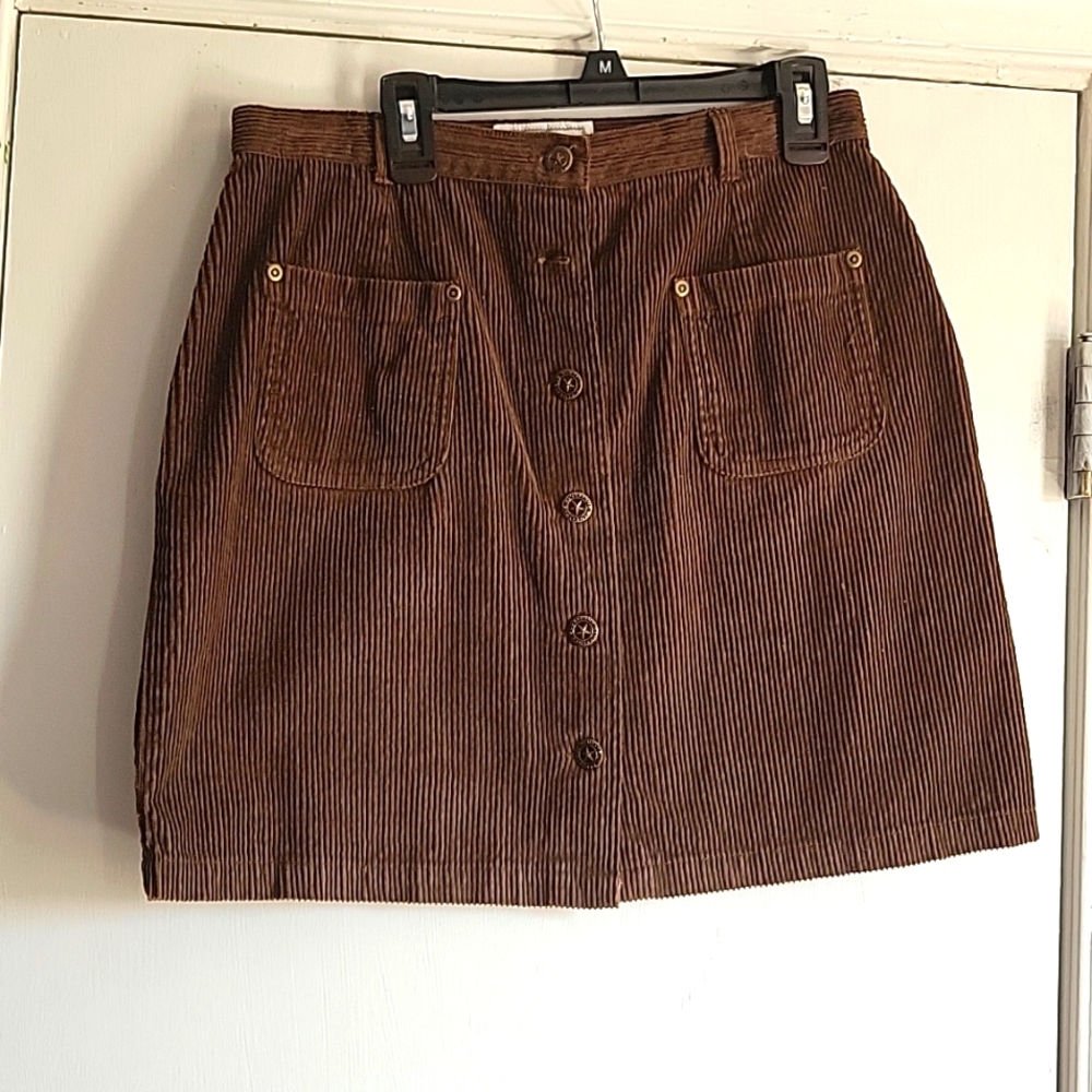 Brown corderoy skirt with front pockets.
